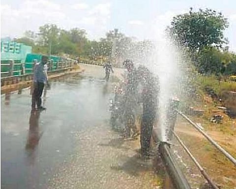 தேனி குள்ளப்புரம் அருகே﻿﻿ வைகை கூட்டுக் குடிநீர் திட்ட குழாய் உடைந்து வீணாகும் தண்ணீர்﻿: பொதுப்பணித் துறையினர் சீரமைக்க வலியுறுத்தல்﻿﻿