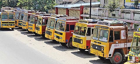 லாரிகள் வேலைநிறுத்தத்தால் தமிழகத்தில் ரூ.5 ஆயிரம் கோடி பொருட்கள் தேக்கம்: டேங்கர் லாரி உரிமையாளர்களின் ஆதரவை கோர முடிவு