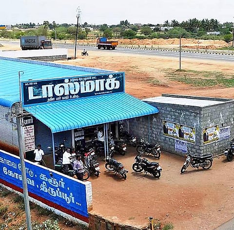 காலஅவகாசம் வழங்க மறுப்பு﻿: தேசிய, மாநில நெடுஞ்சாலையில் மதுக் கடைகளை உடனே மூட﻿ உச்ச நீதிமன்றம் உத்தரவு