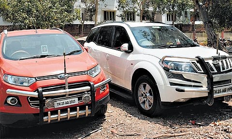 ஆர்.கே.நகரில் வாக்காளர்களுக்கு காமாட்சி விளக்கு கொடுத்த 3 பேர் கைது