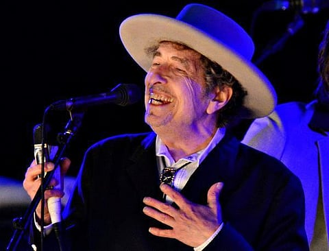 நோபல் பரிசை பெற்றுக் கொண்டார் பாப் டைலன்﻿