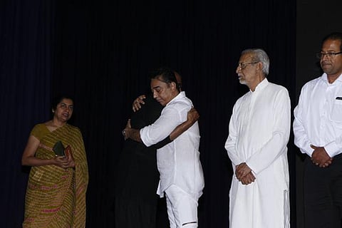 நாங்கள் எல்லோரும் இருக்கிறோம்: கமலுக்கு ரஜினி ஆறுதல்