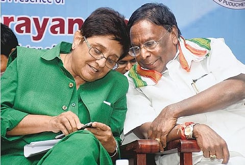 கட்சிகள் ஆதரவுடன் கிரண்பேடிக்கு எதிரான தொடர் நடவடிக்கையில் நாராயணசாமி மும்முரம்