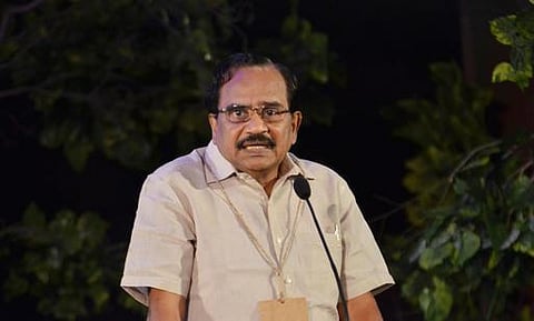 நெடுஞ்சாலை மதுபானக் கடைகள் மூடலில் நீதிமன்றத்தையே ஏமாற்ற முயல்வதா?- அரசுக்கு தமிழருவி மணியன் கண்டனம்