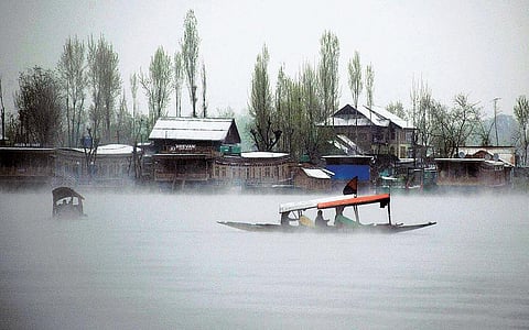 காஷ்மீரில் இடைவிடாத மழை, பனிப்பொழிவு﻿