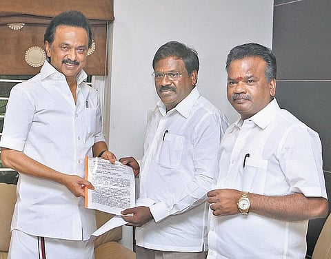 மதுக்கடைக்காக சாலைகள் பெயர் மாற்றுவதை தடுக்க வேண்டும்﻿: ஸ்டாலின், ஓபிஎஸ் உள்ளிட்ட தலைவர்களுக்கு ராமதாஸ் கடிதம்﻿- வழக்கறிஞர் கே.பாலு நேரில் வழங்கினார்﻿