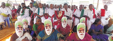 தஞ்சையில் 10-ம் நாளாக காத்திருப்பு போராட்டம்: நம்மாழ்வார் முகமூடி அணிந்து விவசாயிகள் உறுதிமொழி ஏற்பு﻿