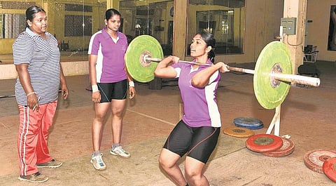 முகங்கள்: பளு தூக்கினால் பலம் பெறலாம்!