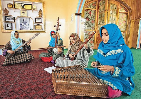 கண்ணீரும் புன்னகையும்: சூபி இசை கற்கும் காஷ்மீர் பெண்கள்