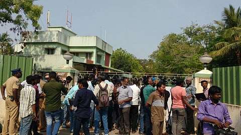 ‘ரெய்டு’கள் இத்தோடு நிற்காது﻿﻿: தென் மாநிலங்கள் மீது கவனத்தை திருப்பும் பாஜக - ஓ.பி.எஸ். அணிக்கு அரவணைப்பு; சசிகலா அணியை அலறவைப்பு﻿﻿