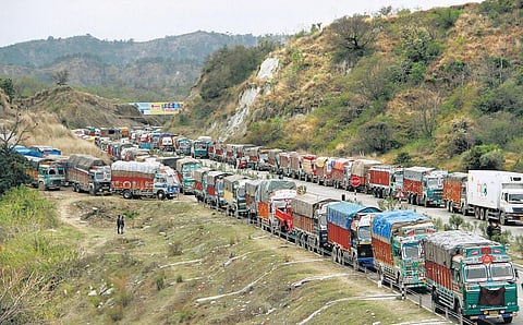 காஷ்மீரில் பனி, கனமழைக்கு 3 வீரர்கள் உட்பட 7 பேர் பலி﻿