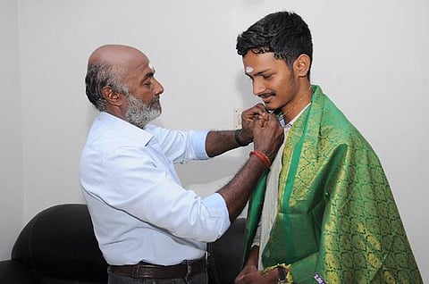 8 தோட்டாக்கள் இயக்குநருக்கு தங்க சங்கிலி பரிசளித்த எம்.எஸ்.பாஸ்கர்