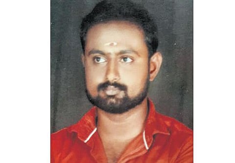 ஜெயலலிதாவின் மகன் என்று போலி ஆவணம் தயாரித்த ஈரோடு இளைஞர் கைது: உயர் நீதிமன்ற உத்தரவால் நடவடிக்கை