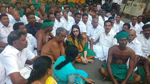 தமிழக விவசாயிகள் போராட்டத்துக்கு நக்மா ஆதரவு