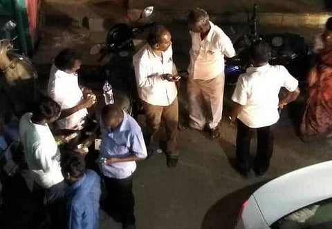 ஆர்.கே.நகரில் குழந்தைகளுக்கும் பணம் கொடுக்கப்பட்ட அவலம்