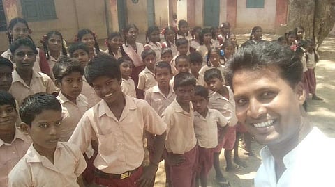 அன்பாசிரியர் 35: ஆரோக்கிய ராஜ்- இசைத்து, பாடி, ஆடி பாடம் நடத்தும் ஆசிரியர்!