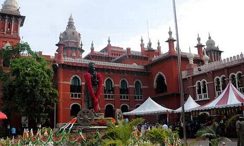 தகுதி தேர்வில் வெற்றி பெறாவிட்டால்﻿ ஆசிரியர்கள் பணிநீக்கம் என எச்சரித்த  அரசு சுற்றறிக்கைக்கு இடைக்கால தடை﻿: உயர் நீதிமன்றம் உத்தரவு﻿