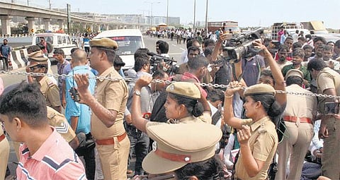 விவசாயிகளுக்கு ஆதரவாக﻿ கிண்டி கத்திப்பாரா மேம்பாலத்தை சங்கிலியால் பூட்டி போராட்டம்; 6 பேர் கைது﻿ - போக்குவரத்து ஸ்தம்பித்தது; பொதுமக்கள் அவதி﻿