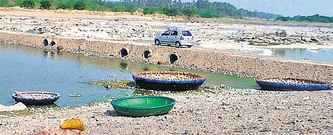 காவிரி ஆற்றில் சாலை அமைத்து கட்டணம் வசூல்﻿: பரிசல் இயக்க ஏலம் எடுத்தவர்கள் மீது பொதுமக்கள் புகார்