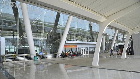 சென்னை விமான நிலையத்தில் 2 கிலோ தங்கம் பறிமுதல்: ஆந்திர மாநிலம் கடப்பாவைச் சேர்ந்த இருவர், ஏஜென்ட் கைது