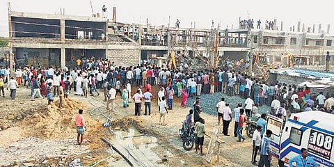 காட்பாடி அருகே கட்டுமான பணியின்போது பள்ளி கட்டிடம் சரிந்து ஒருவர் பலி, 12 பேர் காயம்﻿