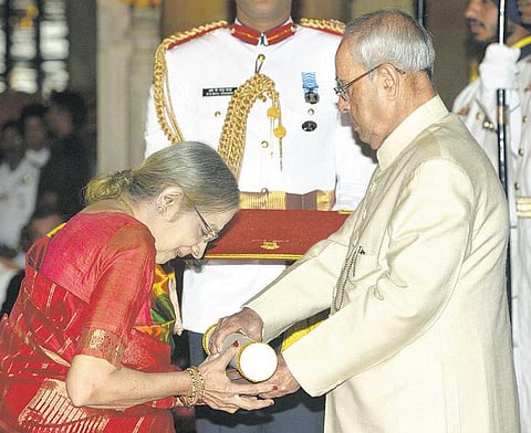 ஜக்கி வாசுதேவ், ஜேசுதாஸ், சோ உள்ளிட்டோருக்கு பத்ம விருதுகள்﻿: குடியரசுத் தலைவர் வழங்கினார்﻿