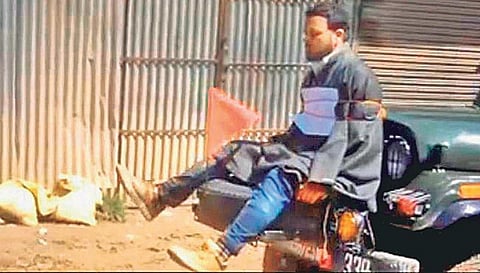 ஸ்ரீநகரில் போராட்டக்காரர்கள் கல்வீச்சின் போது﻿ ராணுவ ஜீப்பில் இளைஞரை கட்டிவைத்தது குறித்து விசாரணை﻿