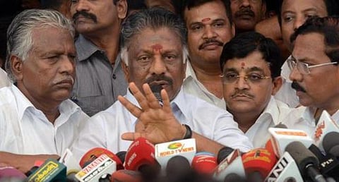 சசிகலாவின் குடும்பம் அதிமுகவில் இருக்கும்வரை இணைப்புக்கு சாத்தியமில்லை: ஓபிஎஸ் திட்டவட்டம்