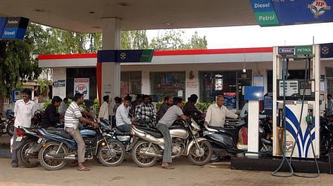 ஞாயிறு விடுமுறை: பெட்ரோல் நிலையங்களுக்கு மத்திய பெட்ரோலிய அமைச்சகம் கடும் எச்சரிக்கை