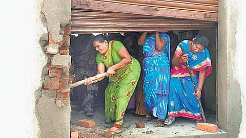 குடியிருப்பு பகுதியில் டாஸ்மாக் திறக்க ஏற்பாடு﻿: கடப்பாரை, சுத்தியலுடன் களமிறங்கிய பெண்கள்﻿