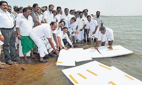 வைகை அணை நீர் ஆவியாவதை தடுக்க நூதன முயற்சி﻿: தண்ணீரில் மிதக்க விடப்பட்ட தெர்மோக்கோல் அட்டைகள்﻿