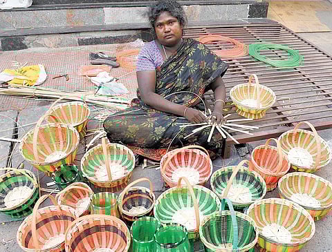 வானவில் பெண்கள்: மூங்கில் கூடையில் கலைவண்ணம்