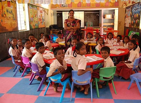 அன்பாசிரியர் 36: அன்னபூர்ணா- வகுப்பறையை மேம்படுத்த நகைகளை அடகு வைத்த ஆசிரியை!