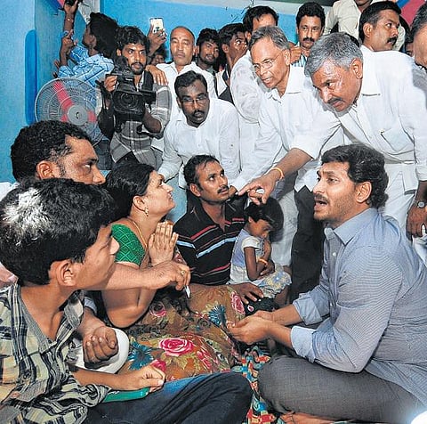 விபத்தில் பலியானோரின் குடும்பத்தினருக்கு ஆறுதல் கூறச் சென்ற ஜெகன் மோகனுக்கு கிராம மக்கள் எதிர்ப்பு﻿