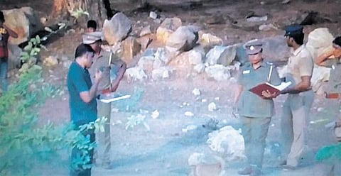 ஓடும் ரயிலில் அபாயச் சங்கிலியை இழுத்து﻿ பயணிகளிடம் 25 பவுன் நகை கொள்ளை﻿: ஜோலார்பேட்டை அருகே மர்ம நபர்கள் கைவரிசை