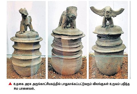 பெருங்கற்கால மக்கள், விலங்குகள் உருவங்களுடன்﻿ நீலகிரியில் கண்டெடுக்கப்பட்ட ஈம பானைகள்﻿