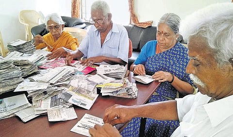 காகிதப்பை தயாரிப்பில் மூத்த குடிமக்கள்﻿: தள்ளாத வயதிலும் சளைக்காத சூழலியல் ஆர்வம்﻿