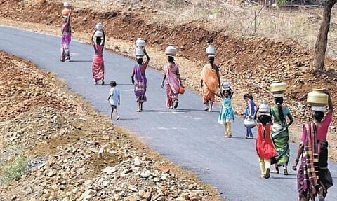 என்று தணியும்?- தாகத்தை தீர்த்துக் கொள்ள மைல் கணக்கில் நடக்கும் ஆந்திர கிராமத்தினர்