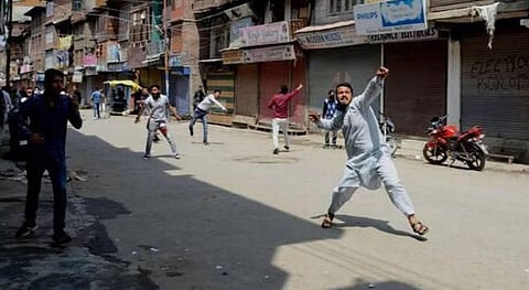 அமைதி திரும்ப வேண்டுமெனில் காஷ்மீர் மாணவர்கள் கல்லெறிவதை நிறுத்த வேண்டும்: உச்ச நீதிமன்றம்