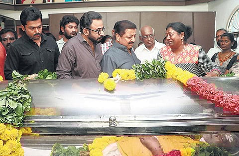 வினுசக்ரவர்த்தியின் உடலுக்கு﻿ திரையுலகினர் அஞ்சலி﻿