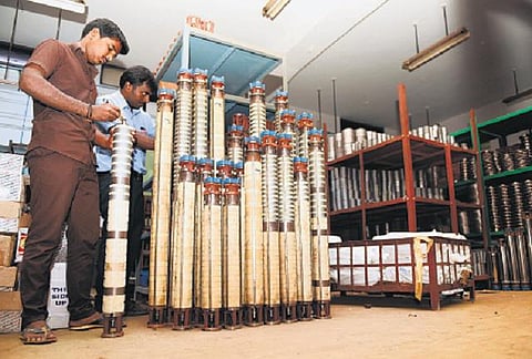 பாதாளத்துக்குச் சென்ற நிலத்தடி நீர்மட்டம்: சிறு, குறு பம்ப்செட் உற்பத்தியாளர்கள் கடும் பாதிப்பு- லட்சக்கணக்கான தொழிலாளர்களின் எதிர்காலம் கேள்விக்குறி