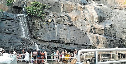 அருவிகள் வறண்டன: குற்றாலம் வரும் சுற்றுலா பயணிகள் ஏமாற்றம்