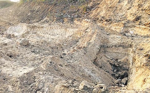 தடுப்பணை, மராமத்து பணிகளுக்காக﻿﻿ மணல் அள்ளப்பட்டதால் சிதிலமடைந்த அரிச்சந்திரா ஆறு﻿: அனுமதிக்கப்பட்ட இடத்தில் அள்ள வலியுறுத்தல்﻿﻿