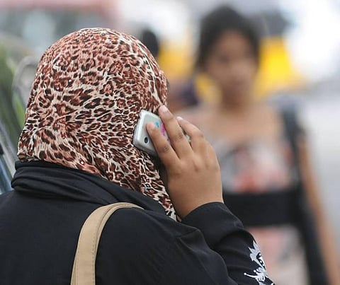 பொது இடத்தில் செல்போன் பயன்படுத்தும் பெண்களுக்கு ரூ.21 ஆயிரம் அபராதம்: உத்தரப் பிரதேச கிராம பஞ்சாயத்து உத்தரவு