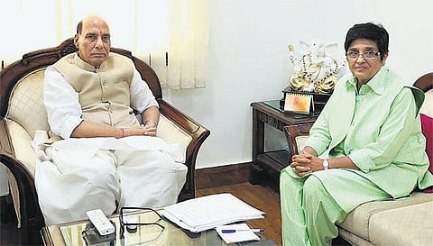 டெல்லிக்குச் சென்று உள்துறை அமைச்சரை சந்தித்தார் ஆளுநர் கிரண்பேடி: புதுச்சேரியில் எதிர்கொள்ளும் சவால்களை தெரிவித்ததாக தகவல்﻿﻿