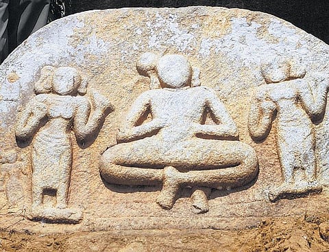 தேன்கனிக்கோட்டை அருகே முனிவர் வடிவ நடுகற்கள் கண்டுபிடிப்பு﻿