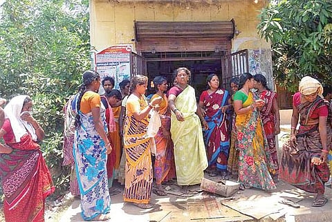 மத்திய, மாநில நெடுஞ்சாலைகளில் இருந்து அகற்றப்பட்ட டாஸ்மாக் கடைகளை﻿ குடியிருப்பு பகுதியில் திறக்க தடை: சென்னை உயர் நீதிமன்றம் உத்தரவு﻿﻿