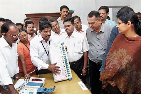 மின்னணு வாக்குப் பதிவு இயந்திர சர்ச்சை﻿: 12-ம் தேதி அனைத்துக் கட்சி கூட்டம் - தலைமை தேர்தல் ஆணையம் ஏற்பாடு﻿