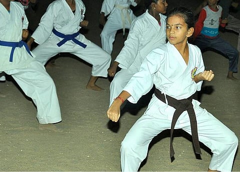 அறம் பழகு 2: ஹேமாவர்ஷினி- சர்வதேச கராத்தே மேடைக்கு செல்ல உதவி கோரும் பள்ளி மாணவி!