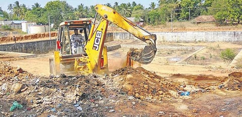 குளம் சீரமைப்பு பணியில் களம் இறங்கிய இளைஞர்கள்﻿